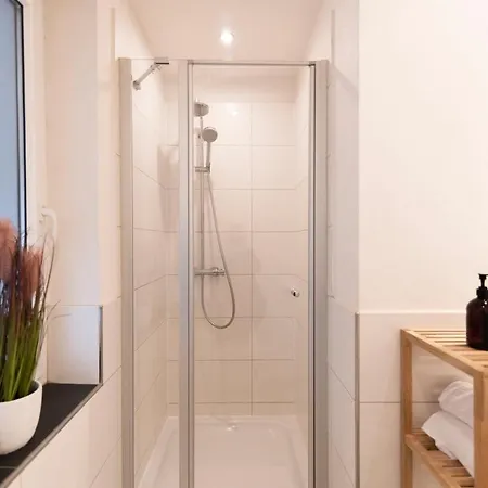 Peter - Premium I 95qm I 3 Schlafzimmer I Grosses Bad I Kueche I Wohnzimmer I Tv Apartment *