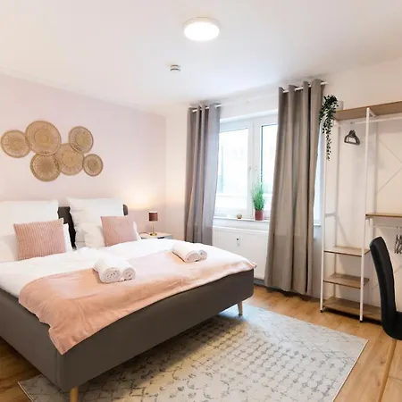 Peter - Premium I 95qm I 3 Schlafzimmer I Grosses Bad I Kueche I Wohnzimmer I Tv Apartment