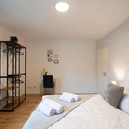 Peter - Premium I 95qm I 3 Schlafzimmer I Grosses Bad I Kueche I Wohnzimmer I Tv Apartment *