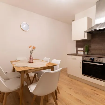Peter - Premium I 95qm I 3 Schlafzimmer I Grosses Bad I Kueche I Wohnzimmer I Tv Apartment *